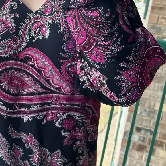 🆕 🇮🇹 Karen Kane Paisley Pink Black Blouse V-Neck Elastic Waist Pullover - Picture 6 of 9